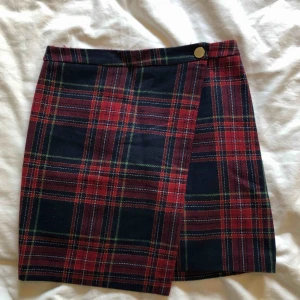  - Omlottkjol med knäppning i båda sidor.   Material: 80% Polyester 20% Ull, Foder 100% Polyester.   Upphämtas i Centrala Uppsala Porto tillkommer vid frakt, 54kr