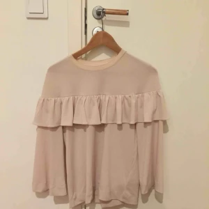  - Fin vit/beige blus från inwear, nyskick, färgen är som på andra bilden!!