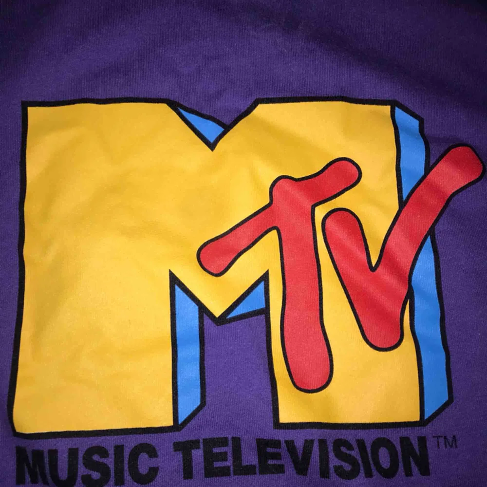 MTV sweater från bershka i storlek S Använd ett fåtal gånger. Kan mötas i Stockholm annars frakt. Priset kan disskuers. Tröjor & Koftor.
