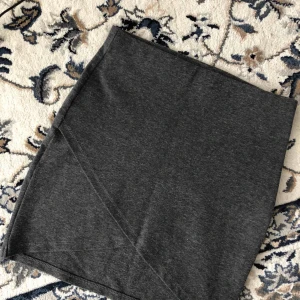  - Grå kjol, använd ett par gånger, men jättefint skick! 