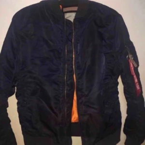 Alpha industries jacka - Alpha industries jacka, beställd från Indiana store för 1799 för några månader sen, endast testad EN gång. Strl L men den är liten i strl så passar en strl M! Finns i Halmstad/Laholm, betalning via swish. 🌹