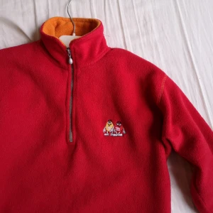  - Skit cool m&m fleece tröja 😍 63kr spårbar frakt ingår i priset Storlek: skulle gissa på xs Mått: längd: 59,5 bredd: 48 arm(från armålan): 43