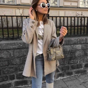  - Rutig kappa som säljes pga brist på använding, frakt tillkommer och nedsatt pris