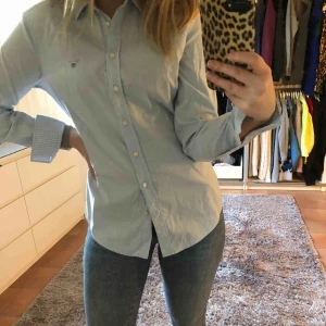  - Säljer min Gant skjorta eftersom att det inte kommer till användning.  Köpte den på Gant affären på Frölunda Torg för ca 2-3 år sedan för 1000kr. den är använd max 3 gånger, priset kan diskuteras, kan mötas upp i Göteborg annars får köper stå för frakten.