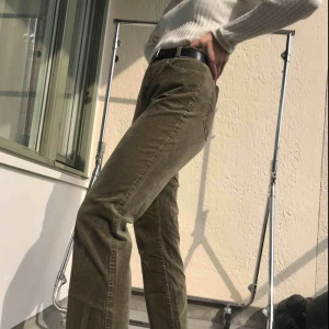  - Coola Manchester jeans!!! I bra skick förutom ett litet hål vid vänster vad (se bild 3) och saknar även knappen. Fungerar dock helt felfritt utan!  Midja: 35 cm. Frakt tillkommer! Annars möts vi på söder 💚💙💜