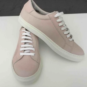  - eet par skor från Wera stockholm  Tillverkade i skinn/läder,även inuti!(Äkta)  Färg:Ljusrosa  Storlek:39  Innermått:26cm  Skorna är helt nya och Oanvända och kommer från rökfritt hem!  Skicka med spårbar post nord(60kr)  