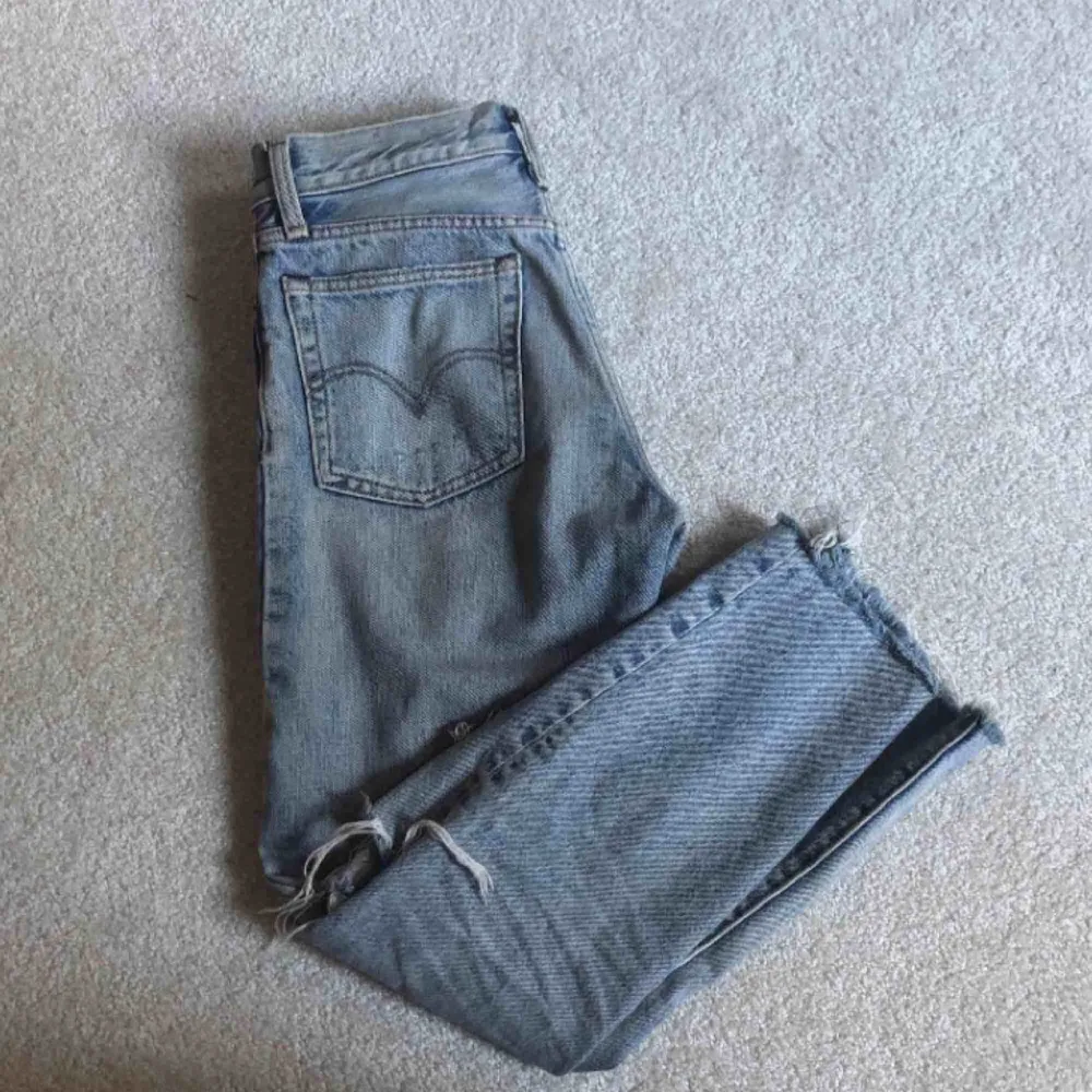 Ljusa levis jeans köpta här på plick men tyvärr var dem för små. jättesnygga annars😍 . Jeans & Byxor.