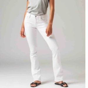  - Passar 36/38 vita bootcut från zara. 