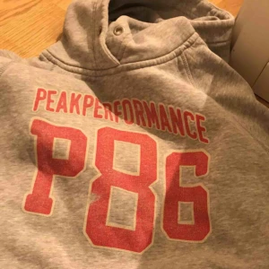  - Peak performance hoodie, grå