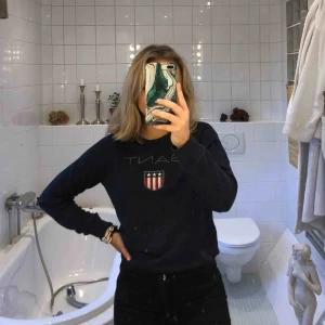  - Klassisk collegetröjan från Gant i marinblå! Väl använd och trotts det superskick! men tyvärr i dagsläget har jag bytt stil! Strl 13-14år passar på mig som är XS men tröjan skulle även passa strl S. Nypris= ca 800