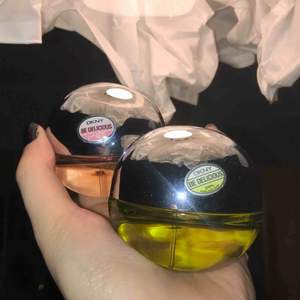 Två parfymer från DKNY i serien Be Delicious. Självklart äkta men tyvärr inte längre min doft men lite mer än hälften kvar i flaskorna (se bild 3). Möts upp i stockholm eller fraktar mot köparens bekostnad (38kr)