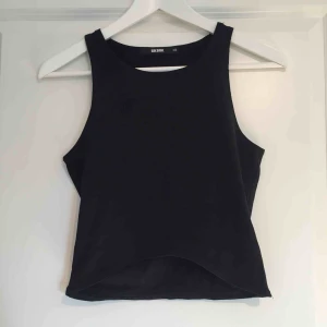  - Linne som är lite kortare i fram, slutar vid naveln ungefär. Frakt på 40 kr tillkommer