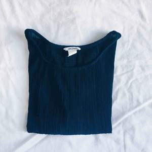 Plisserad T-shirt från monki. Mörkblå, ej genomskinlig som man kan tro!