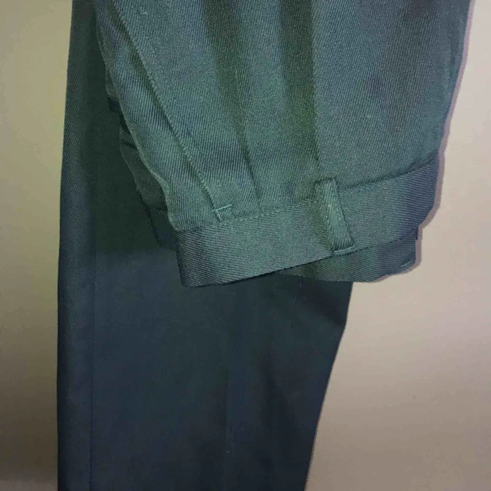 Raka grönaktiga kostymbyxor. Toppenskick! 70kr+alternativ frakt. . Jeans & Byxor.
