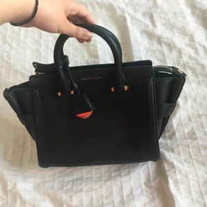  - Jättefin Charles & Keith väska med tillbehör! Helt ny endast använd en gång 👜