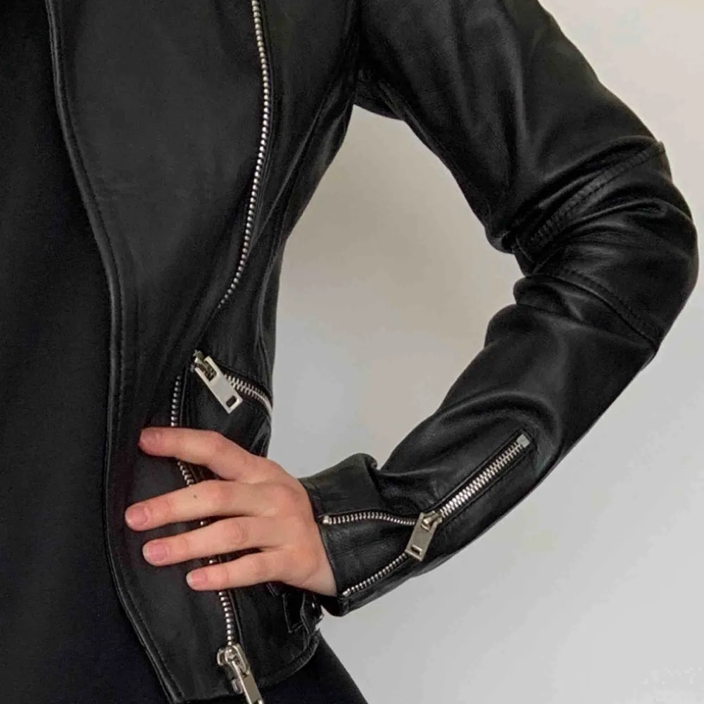 Real Leather Jacket with cool zipper details Brand: Zara Size: XS Colour: Black  Used but still in very good shape.. Jackor.