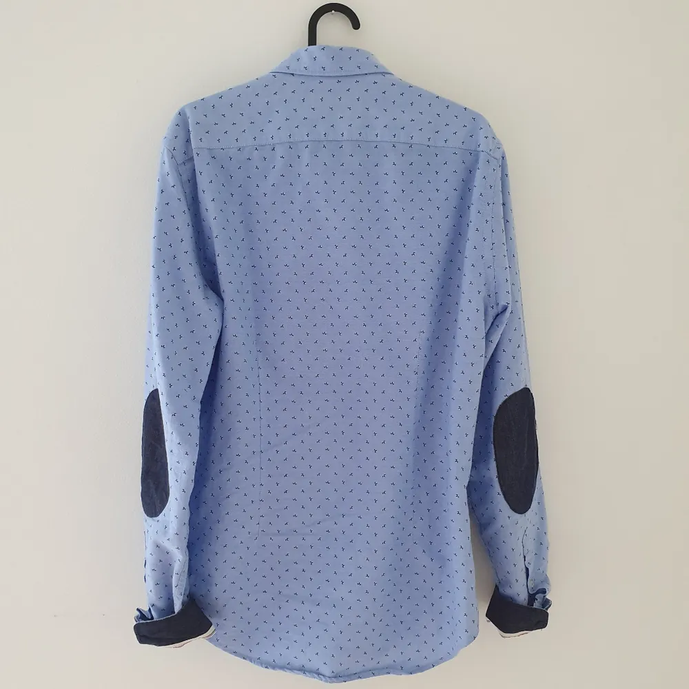 Snygg skjorta från Zara. Knappt använd, väldigt bra skick Köparen står för frakt 😊. Skjortor.