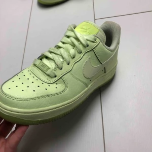  - ASSNYGGA af1s i snygg neongrön färg. Unika och knappt använda (har ej börjat creasa i fram) 💚 Frakt är inkluderat i priset (100kr) . Storlek är 36,5; men jag har vanligtvis 38 och de funkar på mig, aningen tajta. Men som sagt 23cm!!!