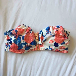  - Bikini från H&M, storlek 38. Aldrig använd då det var fel storlek för mig. Hämtas i Falun eller frakt tillkommer. 