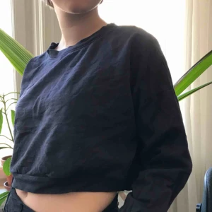  - Mörkblå croptopp. Passar alla och kan användas till många olika tillfällen 