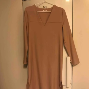  - Ny Filippa K klänning stl XS, endast provad. Snygg dust rosa färg och loose fit. Passar XS-S. Jag är 173c m lång och på mig slutar klänningen strax över knäna.