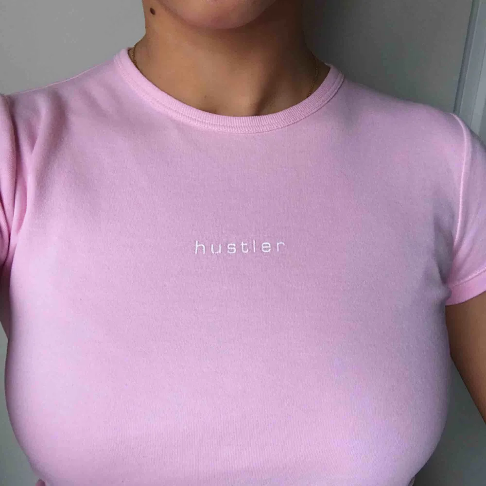 French Connection söt liten rosa topp med ”hustler” tryck 💕 Frakt 15kr . T-shirts.