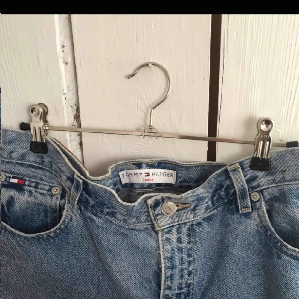 Säljer vidare ett par jeans från Tommy hilfiger jag köpte här på plick då de inte passar mig.. Jeans & Byxor.