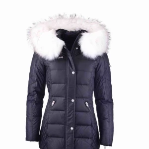  - Fin rock and blue jacka mid beam. Den är änvänd en vinter. Äkta päls.  Kan gå ner i pris. Jätte litet hål läcker inget ludd 