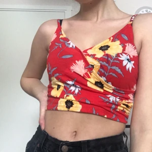  - Crop top i fint skick. Frakt ingår