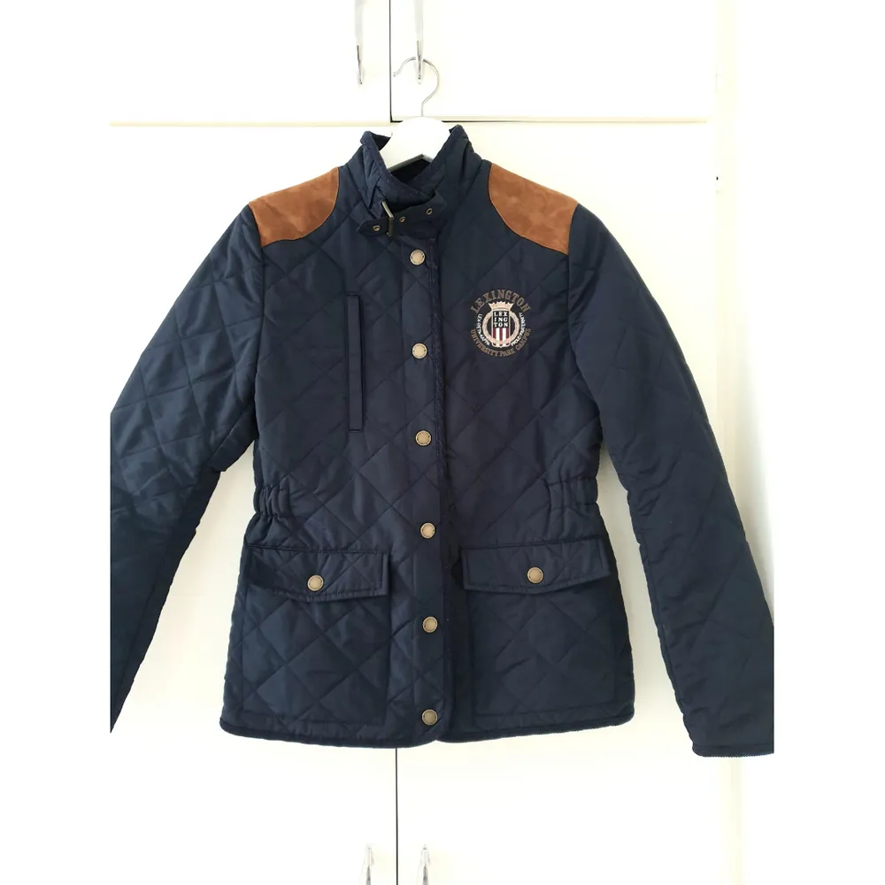 Dark Blue Lexington Jacket. Have only used it twice. Condition is new! Size S. Feel free to try it own before making any decisions :). Jackor.