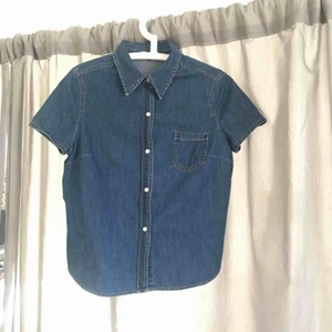  - Söt Jeansskjorta i fint skick! Mina boobs får ej plats i den längre. Hör av er för fler foton eller så 😍