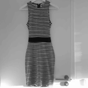  - Snygg randig klänning med en ”cut out” på ryggen. Enbart använd vid fåtal tillfällen så den är i prima skick. Om du har några frågor eller vill ha fler bilder är det bara att skriva :) Frakt betalar köparen.