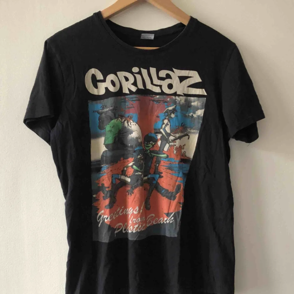 Skön T-shirt i trevligt skick med Gorillaz. Kan hämtas i Uppsala eller skickas mot fraktkostnad 39 SEK . T-shirts.