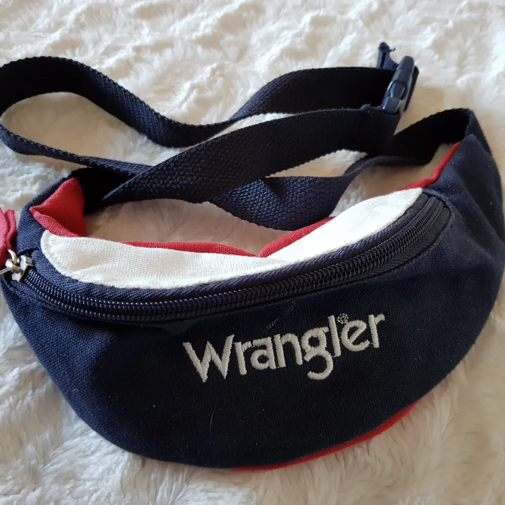 Snygg Wrangler fannypack från junkyard. Använt 1 gång, frakt ej inkluderat.. Accessoarer.