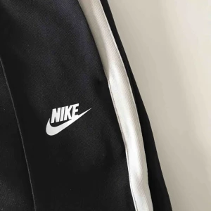  - Splitternya oanvända Nike byxor  Frakt tillkommer! 