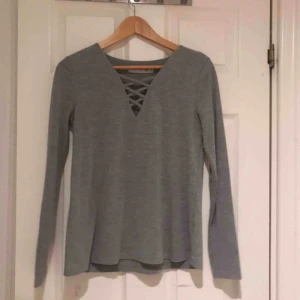  - Jätte fin grå tröja som knappt är använd. Köpt på Ullared. Möts upp i Uppsala eller så står köparen för frakten:)