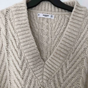  - Mango stickad tröja✨ nyskick✨ säljer då den är lite för stor för mig.