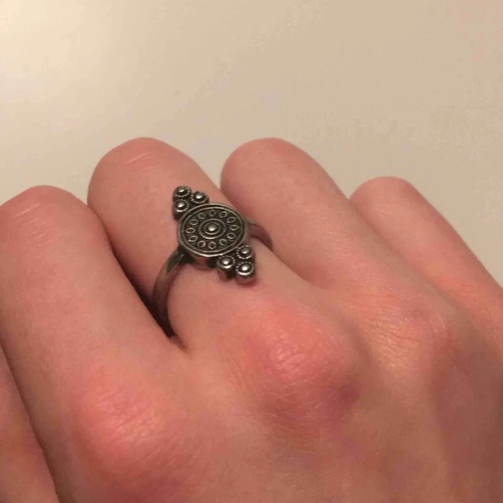 Silverfärgad ring. Möts i Örebro eller skickar, köparen står för frakt. Accessoarer.