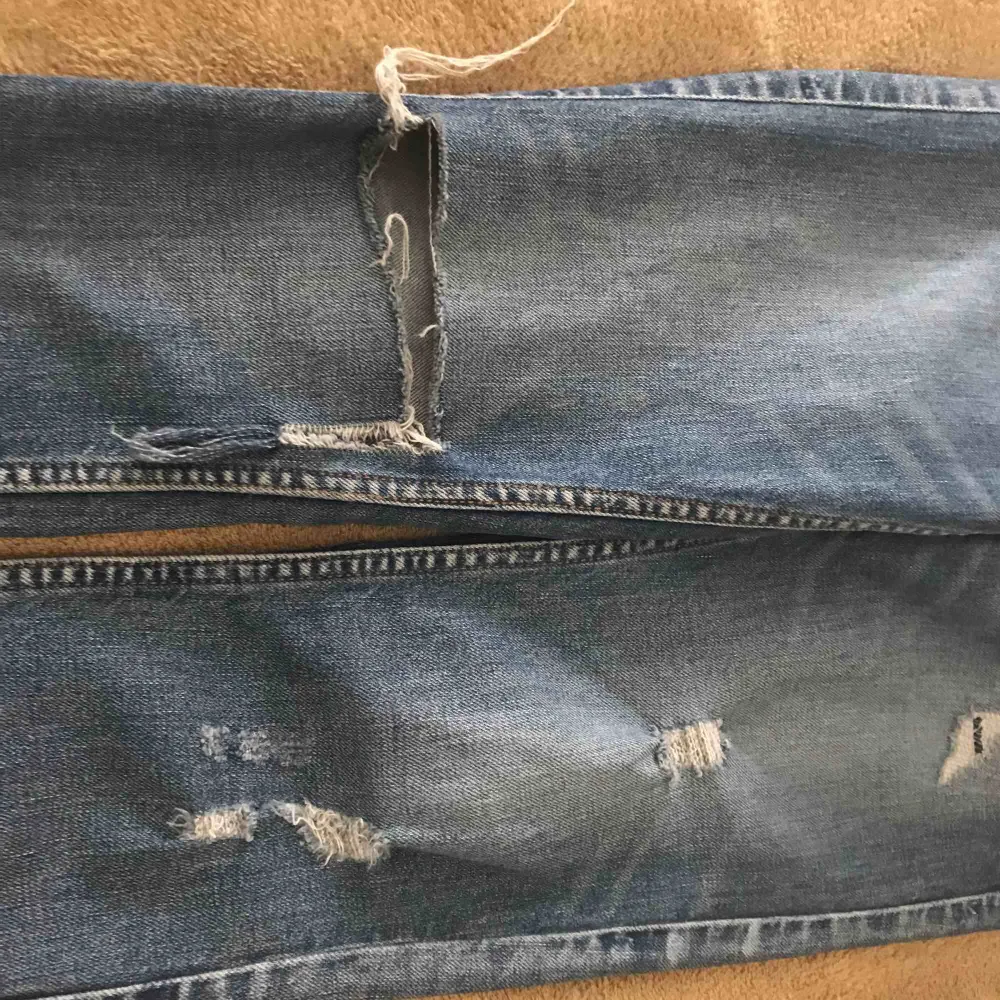 Jeans från h&m. I toppskick, använd max 3 ggr. Köpta för 300 kr. Frakt tillkommer🌸 Har du frågor eller vill att jag skickar fler bilder är det bara att höra av sig🥰. Jeans & Byxor.