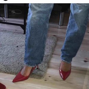  - Helt oanvända röda spetsiga klackar från Zara. Medelhög klack. Möts upp i Växjö eller skickas mot frakt.