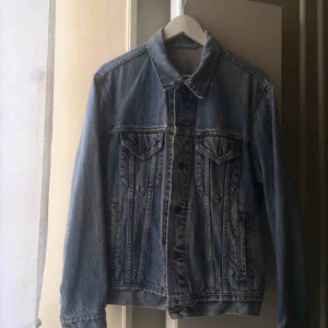  - Levis vintage jeansjacka! Köpt second hand från beyond retro. Finns ingen direkt storlek, men oversize på mig 167 cm lång 