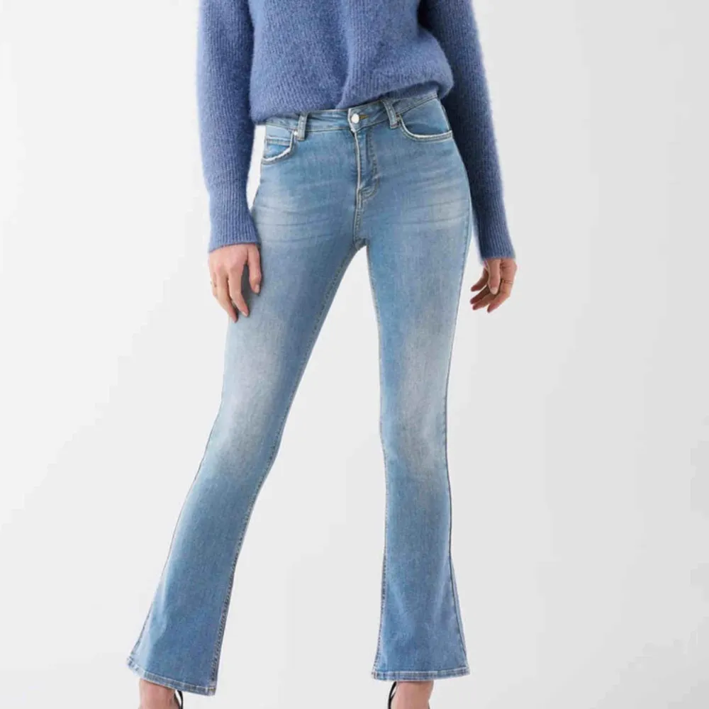 Jeans från ginatricot använda en gång. jag säljer pga de är i fel storlek💗 de är bootcut jeans stretchiga och highwaist💗 frakt inräknat i priset!! . Jeans & Byxor.