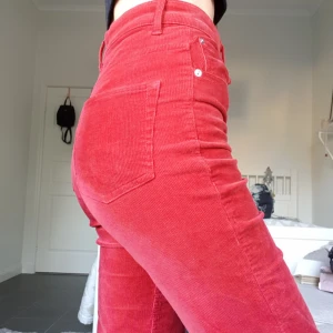  - Röda manchesterbyxor utan hål och slitningar. Väldigt sköna då de e så stretshiga. Stright leg modell  