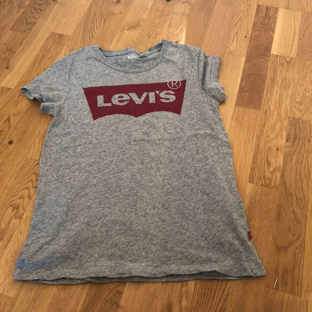 Levis tröja fick i julklapp aldrig använd, finns att hämta i Norrköping kan även skicka på posten då köparen står för frakten. T-shirts.
