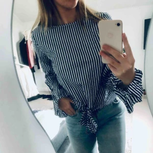  - Superfin och somrig blus. Aldrig använd. Köparen står för frakten! 