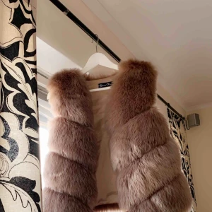  - Brun pälsväst fauxfur i storlek s. 