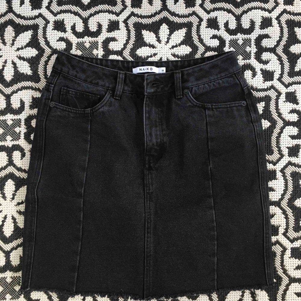 Svart/grå jeans kjol från nakd används typ 4 ggr. Frakt 50:- kööööp🖤. Kjolar.