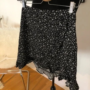  - Omlottkjol, Skickas mot fraktkostnad 39kr