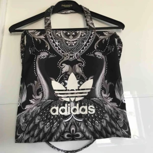  - Skitball Adidas tygkasse som tyvärr aldrig kommit till användning. Orginalpriset var 300kr. Både korta och långa remmar! Oanvänd och i nyskick. Priset kan diskuteras skriv till mig! 