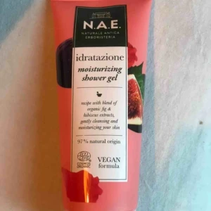  - Duschgel. Aldrig öppnad. Beskrivning:  N.A.E är ett ekologiskt skönhetsmärke som härstammar från den italienska örtläkekonsten. Denna ekologiska återfuktande duschgel, med vegansk formula, kombinerar fikon och hibiskusextrakt.   Nypris: 69kr